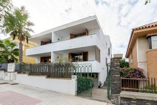 Casa aparellada  Calle teniente c castillo oliva. Gran casa en esquina con acceso por dos calles, terrazas y azote