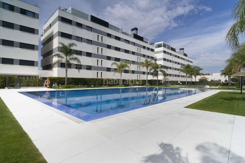 Foto f069027c-bd25-4688-9ea4-1e9018504332. Dúplex amb aparcament piscina a Los Álamos Torremolinos