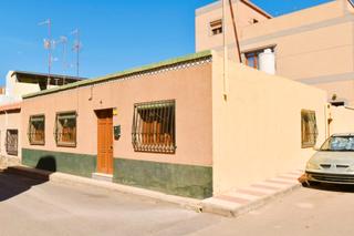 Casa a Adra. Casa de planta baja haciendo esquina - la curva