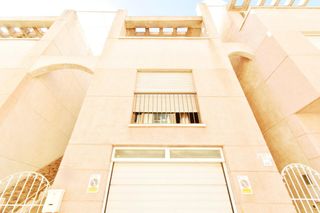 Maison à Ejido Sur. Casa tríplex con garaje zona pabellón