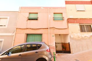 Casa in Huércal de Almería. Dúplex con 3 dormitorios, sótano y patio !!! huercal de almeria