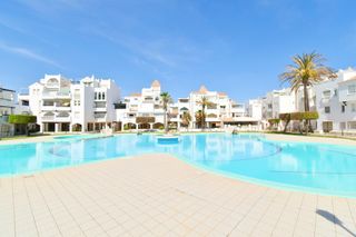 Appartement à Almerimar. Piso frontal al mar, en primera linea de playa, residencial puer
