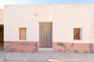Casa in Ejido Norte. Casa de planta baja a reformar , con porche y zona aparcamiento,