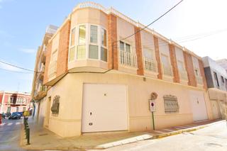 Casa a Adra. Casa sobre almacén, con local comercial, garaje grande y sótano!