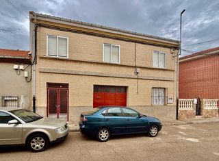 House  Calle las puertas 1. Casa con taller jardín merendero y garaje