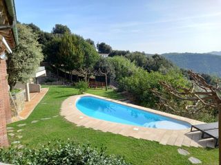 Chalet in Olot. Chalet con 4 habitaciones amueblado con parking, piscina, calefa