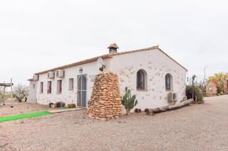 Chalet en Totana. Se vende chalet único  un rincón dónde habita el arte