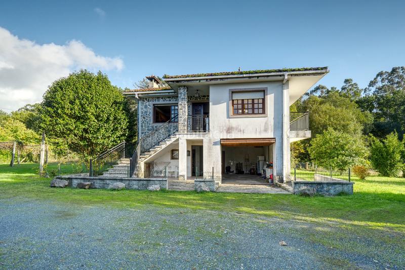 Foto 0c4b1316-e92a-4de3-8205-79d69b93c81b. Chalet con camino riscaldamento parcheggio in Brión