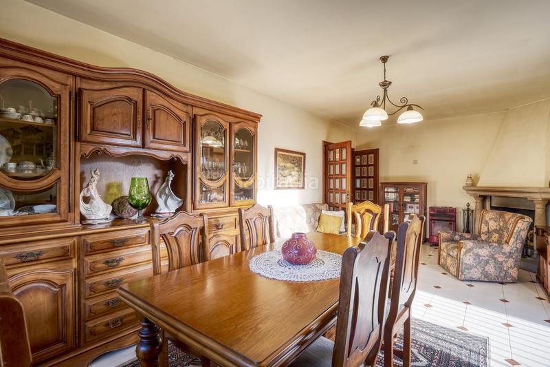 Foto 44f2ded0-a54d-465a-8957-64c545ff799c. Chalet con camino riscaldamento parcheggio in Brión