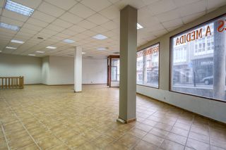 Local commercial à Avenida da peregrina 14. **local comercial en bertamiráns - oportunidad única**