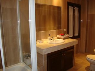 Lloguer Casa adossada a Villa de Otura. Habitacion con baño exclusivo en casa compartida