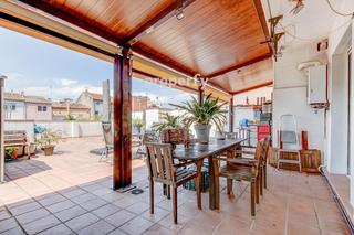 Pis a Centre. Piso de 5 habitaciones exteriores, con gran terraza, parking y t