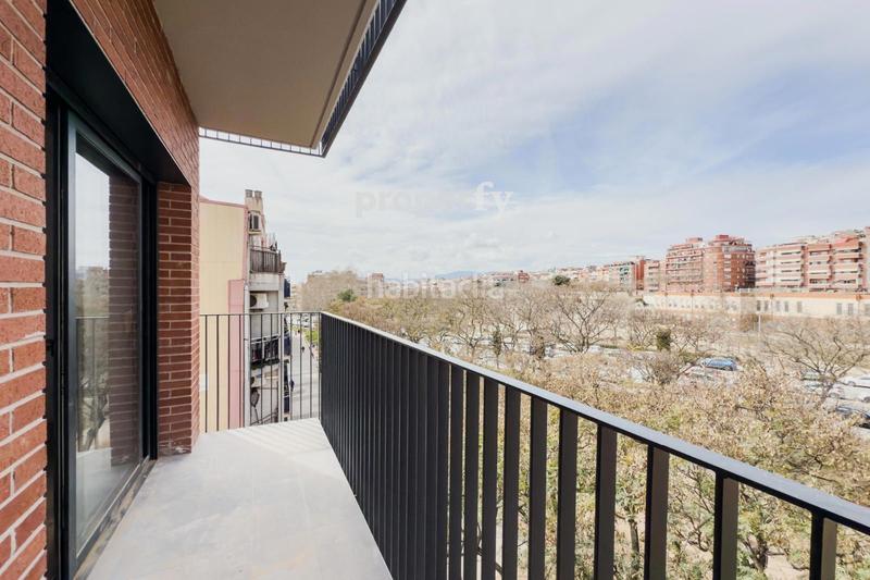 Foto 505e840c-c871-46e5-a0ae-eb8d7bdd7a2c. Piso  nuevo de tres habitaciones una en suite y balcón exterior a calle semipeatonal con vistas despejadas. en Badalona