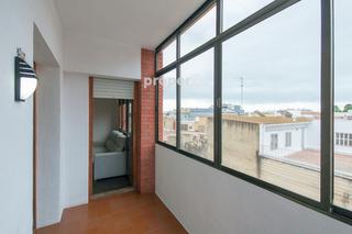 Piso en Casc Antic. Piso cuatro habitaciones, dos baños, ascensor, trastero, en ampo