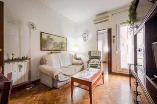 Piso en Baix Guinard. Piso de tres habitaciones, un bao, cuarto de altura con ascenso