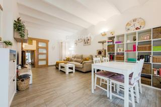 Piso en Navas. Piso en planta baja reformado, con patio y terraza comunitaria.