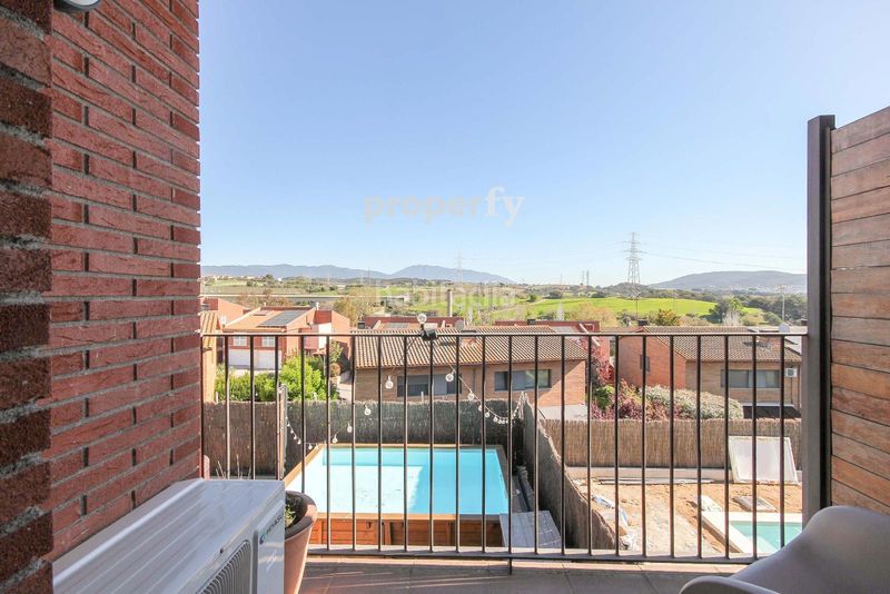 Foto 9041610a-1bea-440b-adf9-24b49e0012da. Casa adossada amb calefacció aparcament piscina a Roca del Vallès (La)