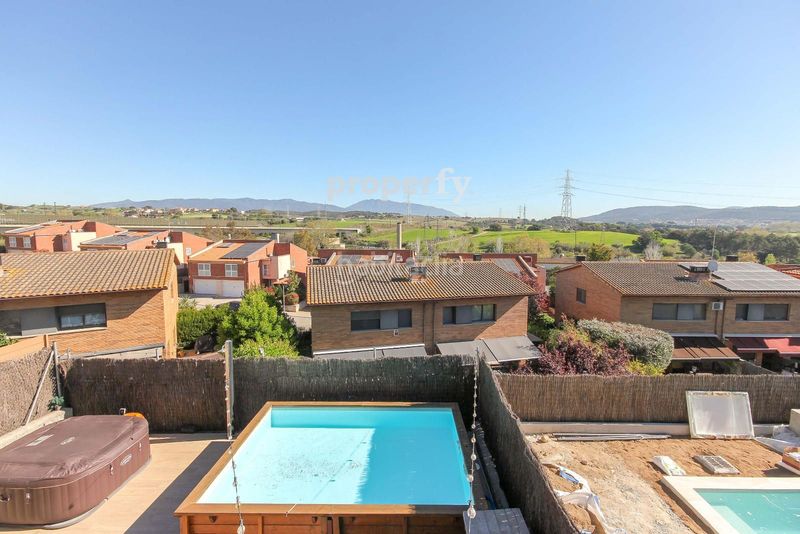 Foto f5336843-1b95-4d23-8d88-946009517c5b. Casa adossada amb calefacció aparcament piscina a Roca del Vallès (La)