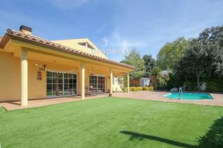 Xalet a Seva. Chalet independiente con piscina en seva