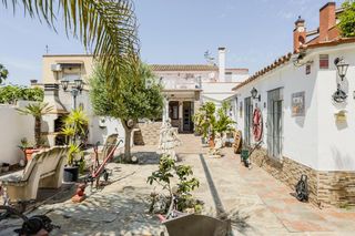 Xalet a Sant Joan-TV3. Casa de dos plantas con garaje, patio, jardín y barbacoa.