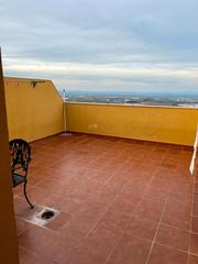 Casa adossada a Calle puerta de martos 5. Casa en residencial con amplias estancias y múltiples comodidade