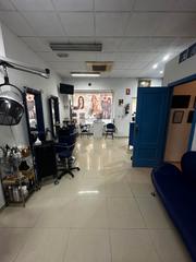 Lloguer Local Comercial  Calle enrique ponce. Se alquila peluquería en funcionamiento en jaén
