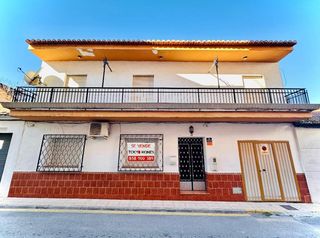 Casa  Calle santa barbara. Amplia casa cen pleno centro de churriana de la vega