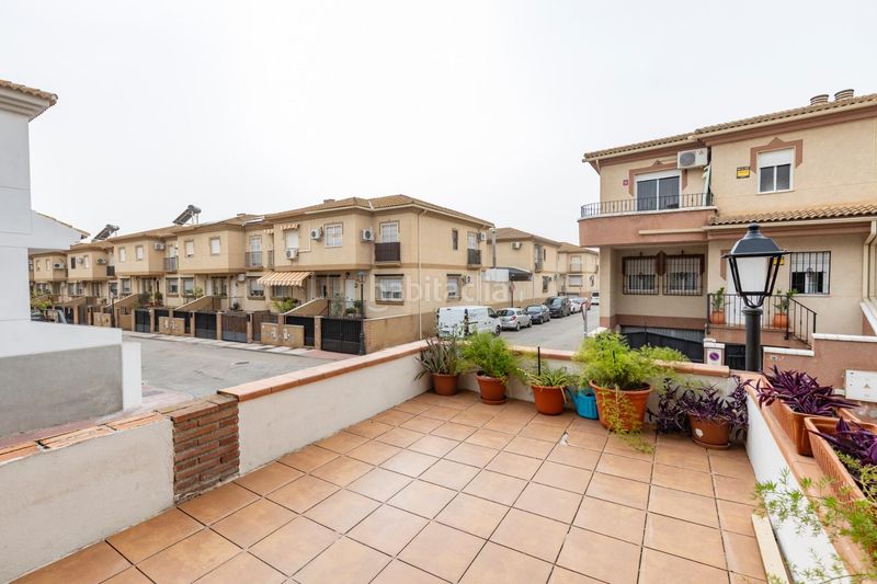 Foto a4901806-2d52-40f2-a8e1-ce494b222043. Casa aparellada amb aparcament a Atarfe