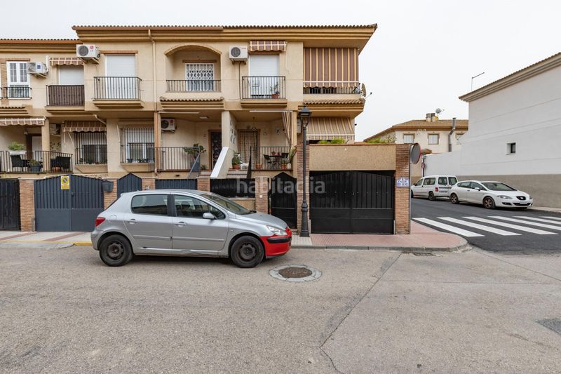 Foto eae62fea-c86c-4e81-9322-09fcfc320315. Casa aparellada amb aparcament a Atarfe