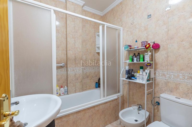 Foto f282acf8-e913-43bc-8de7-f83e7c551219. Casa aparellada amb aparcament a Atarfe