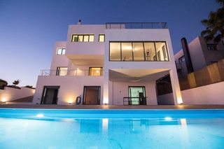 Xalet  Calle cenes de la vega 31. Gran chalet de diseño moderno en venta en la zubia.