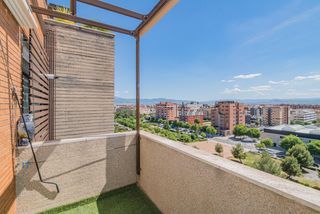 Location Attique à Av. F. Garcia Lorca - Nueva Estación Autobuses. Ático duplex  en alquiler en el barrio albayda con una terraza e