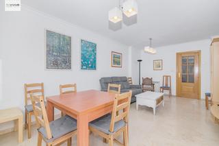 Location Appartement à Av. F. Garcia Lorca - Nueva Estación Autobuses. Amplio piso en zona albayda de 4 dormitorios con terraza y plaza