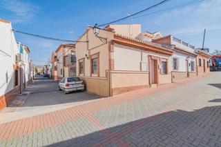Casa adossada a La Zubia Ciudad. Bonita casa adosada de 3 dormitorios
