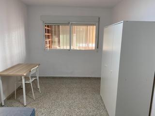 Pis en Cartuja. Piso semireformado en granada zona de la cartuja con 4 habitacio