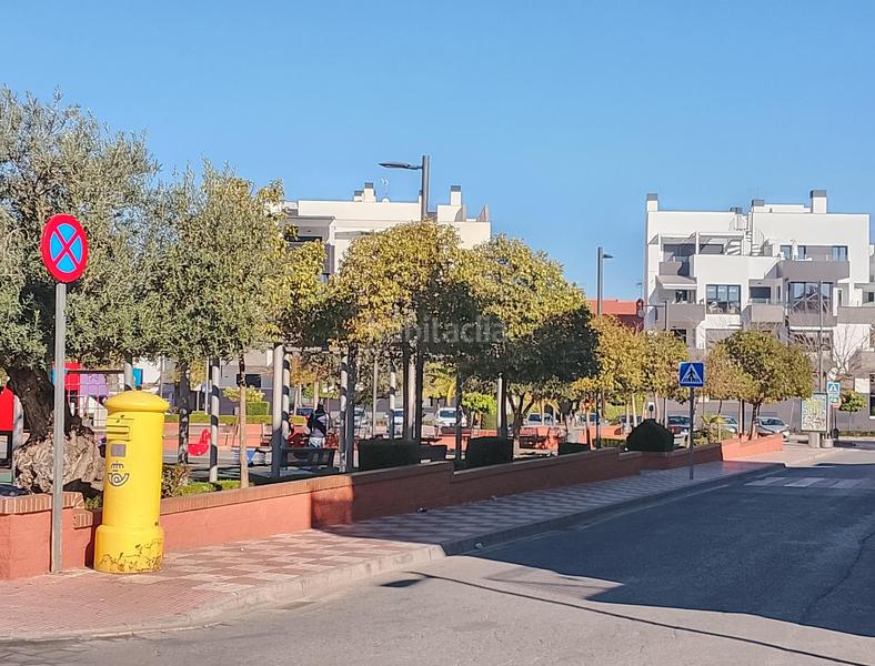 Foto a02b1d7f-e251-4473-9e90-ecf23fd8e3c5. Alquiler local comercial en calle tres cruces alquila tu espacio ideal ! en Armilla