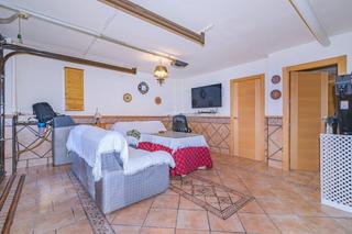 Casa pareada en Hjar. Encantadora casa rstica de 3 plantas con patio y terraza, lista