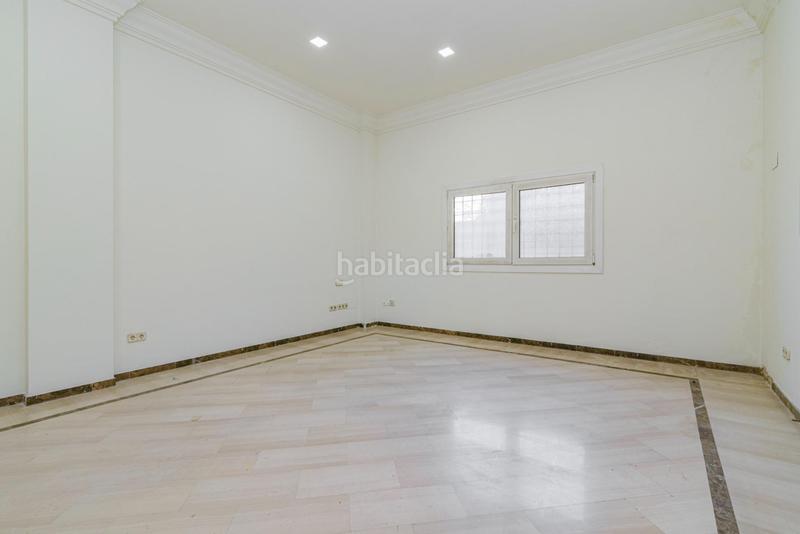 Foto 9d992b86-d259-4c9d-b87c-eb7b3c483c84. Local comercial en avenida andalucia 34 oportunidad única! local comercial en avenida andalucia en Granada