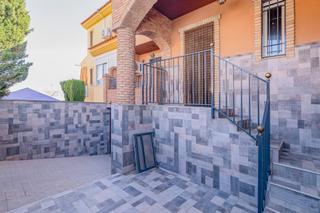 Xalet en Ogjares. Casa para entrar a vivir junto al polideportivo de lomalinda en