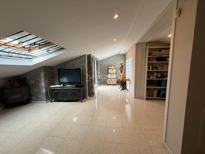 Foto 04d87c76-fe63-4c54-b231-046b27253d06. Casa espectacular casa de 4 plantas con garaje, buhardilla y terrazas en Santa Coloma de Gramenet