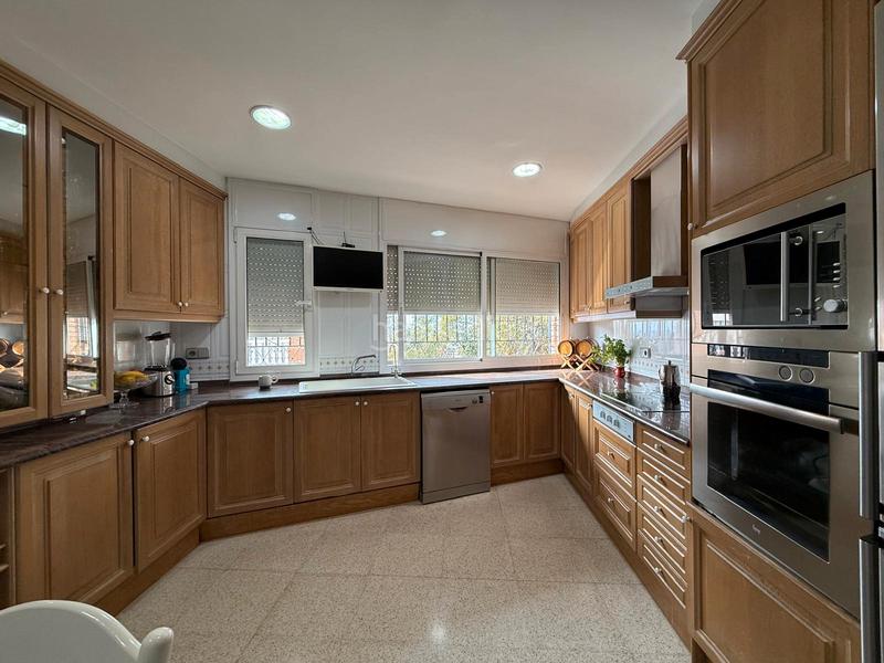 Foto 73f12bb8-03e6-4e02-b379-60bab64c1f20. Casa espectacular casa de 4 plantas con garaje, buhardilla y terrazas en Santa Coloma de Gramenet