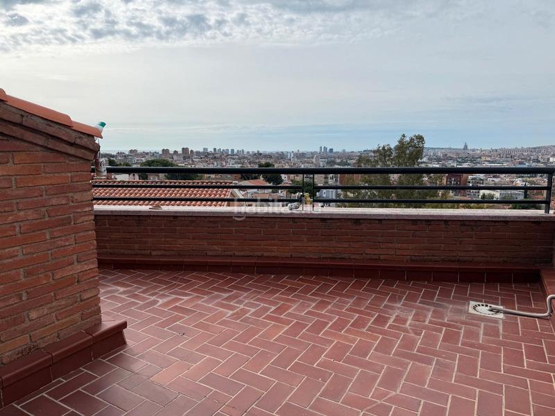 Foto 856b172b-2ad4-4b77-8b06-89bbaf7d71f4. Casa espectacular casa de 4 plantas con garaje, buhardilla y terrazas en Santa Coloma de Gramenet