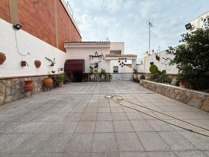 Foto 870bb6a1-d8b6-4392-8ad2-23a078d42de2. Casa espectacular casa de 4 plantas con garaje, buhardilla y terrazas en Santa Coloma de Gramenet