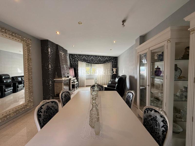 Foto a6753086-9acc-4400-af0c-0f012e30f8ee. Casa espectacular casa de 4 plantas con garaje, buhardilla y terrazas en Santa Coloma de Gramenet