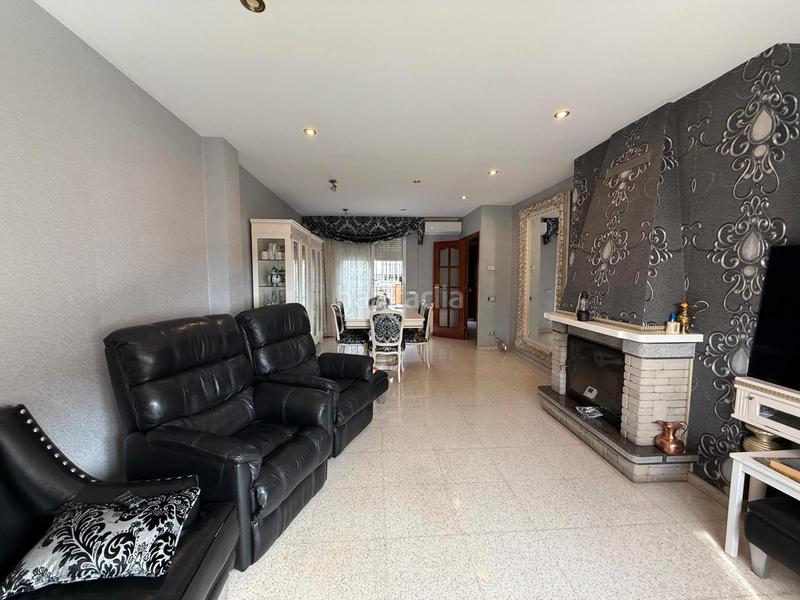 Foto ae9ffdc0-fe16-46f9-922f-c55b081e4d09. Casa espectacular casa de 4 plantas con garaje, buhardilla y terrazas en Santa Coloma de Gramenet