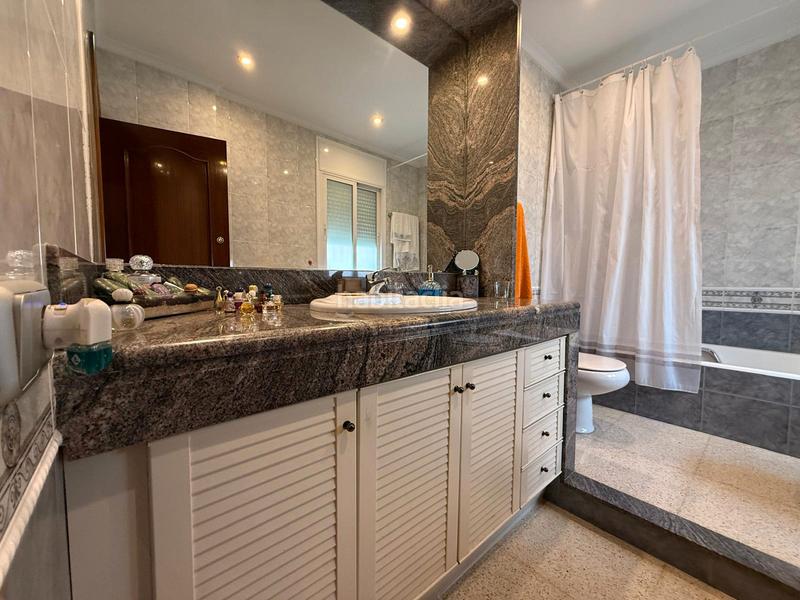 Foto cdfe5999-e8ee-41a5-9ea2-fa6f8c82818b. Casa espectacular casa de 4 plantas con garaje, buhardilla y terrazas en Santa Coloma de Gramenet