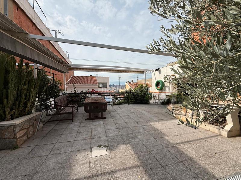 Foto d8a3ba92-2f9d-415c-8b66-330041e45844. Casa espectacular casa de 4 plantas con garaje, buhardilla y terrazas en Santa Coloma de Gramenet