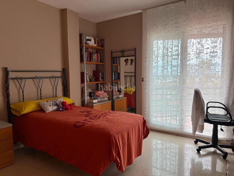 Foto eb0dfc89-73c7-416b-9b7d-78fa3e0ec888. Casa espectacular casa de 4 plantas con garaje, buhardilla y terrazas en Santa Coloma de Gramenet