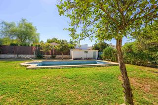 Chalet in Carmona. Chalet independiente con piscina privada en urbanización la cier
