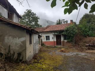 Finca rústica a Candamo. Vivienda con cuadra, panera y horno en el núcleo rural de villan